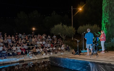Els premis s'entreguen durant la Nit Poètica que es fa a l'agost als rentadors. (foto: Xavi Minguella)