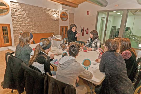 Foto d'arxiu d'un curs d'automaquillatge