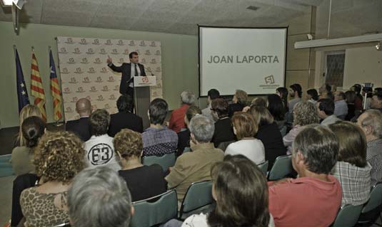 Un moment del parlament de Laporta a la Casa de la Cultura.