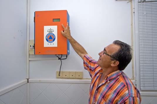 Ramon Domènech, alcalde de Bovera, mostra en una imatge d’arxiu, el mesurador de radioactivitat del poble, del qual en desconeix el seu funcionament.