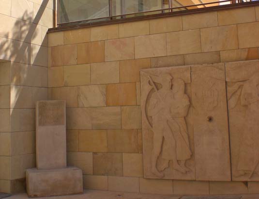 El bust se situarà damunt d’un monòlit de pedra.