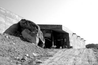 Una roca gegant s’ha integrat en l’estructura de l’edifici.