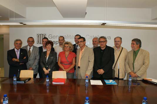 Foto de familia amb els alcaldes que han signat el conveni per construir consultoris
