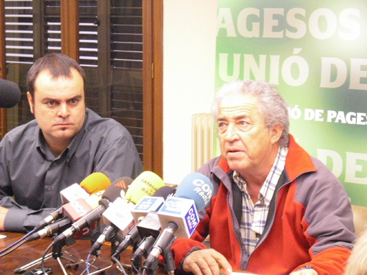 Un moment de la roda de premsa a càrrec de Josep Cabré i Salvador Tarragona.
