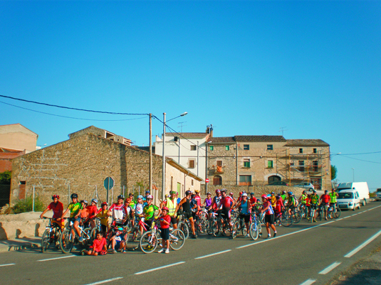 Els ciclistes al seu pas per la Floresta