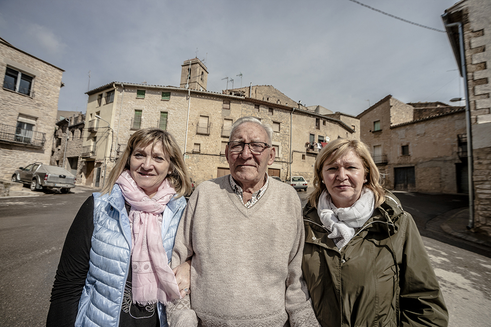José Martín amb les seves filles, amb qui ha visitat de nou els Omellons aquest març. (foto: Xavi Minguella)