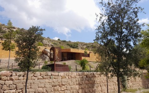 Exterior del Centre d'Interpretació d'Art Rural de la Roca dels Moros. (Foto: X.F.)