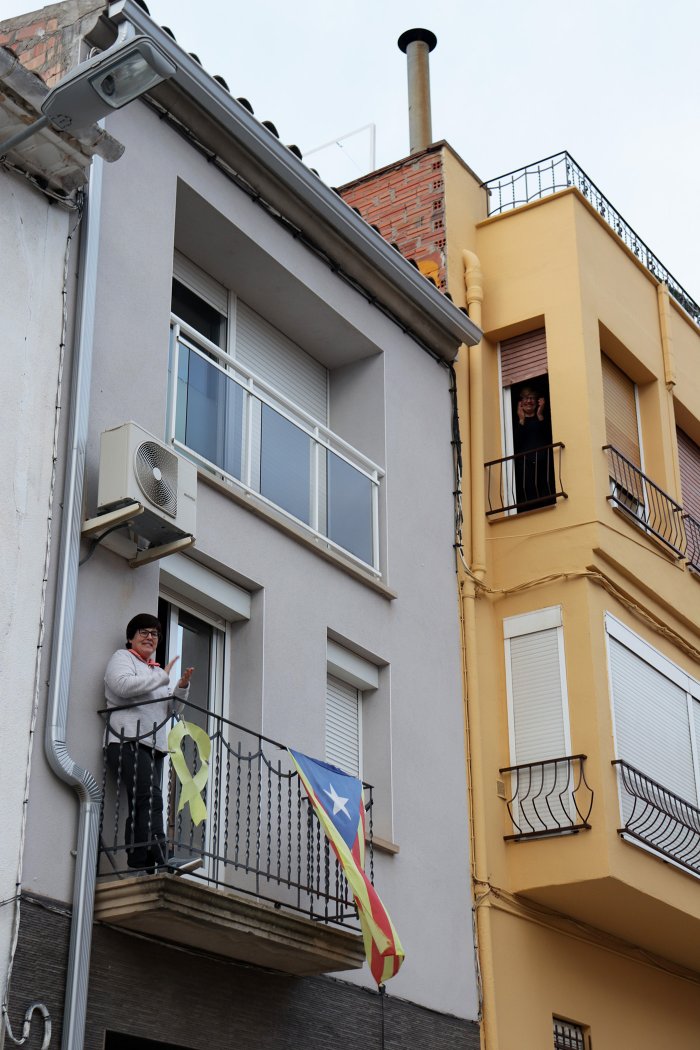 20.00 h. Els balcons s omplen d aplaudiments en agraïment als sanitaris. 10 04 2020. Les Borges Blanques(10)