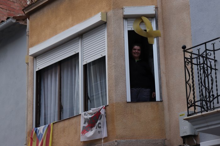 20.00 h. Els balcons s omplen d aplaudiments en agraïment als sanitaris. 10 04 2020. Les Borges Blanques(11)