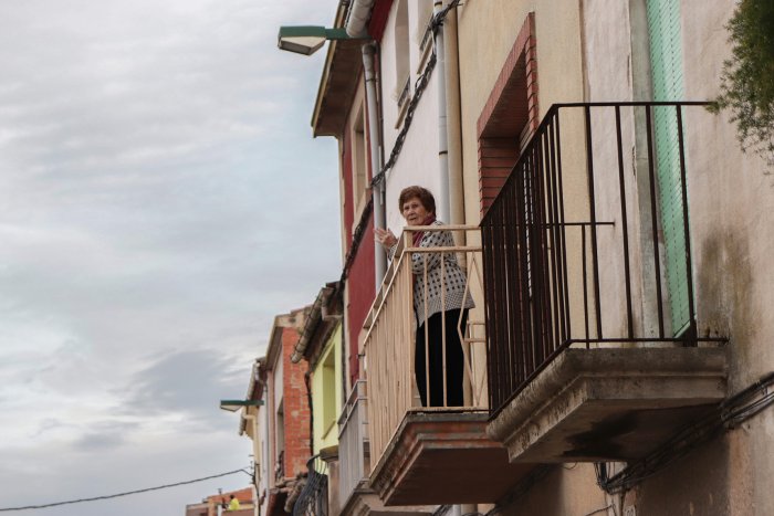 20.00 h. Els balcons s omplen d aplaudiments en agraïment als sanitaris. 10 04 2020. Les Borges Blanques(3)