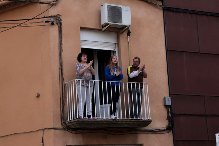 20.00 h. Els balcons s omplen d aplaudiments en agraïment als sanitaris. 10 04 2020. Les Borges Blanques(5)
