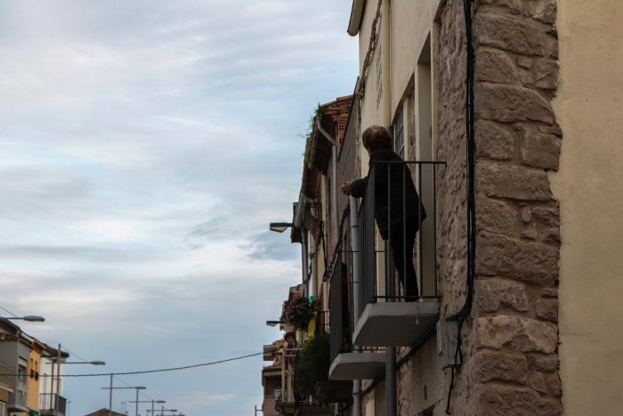 20.00 h. Els balcons s omplen d aplaudiments en agraïment als sanitaris. 10 04 2020. Les Borges Blanques(6)