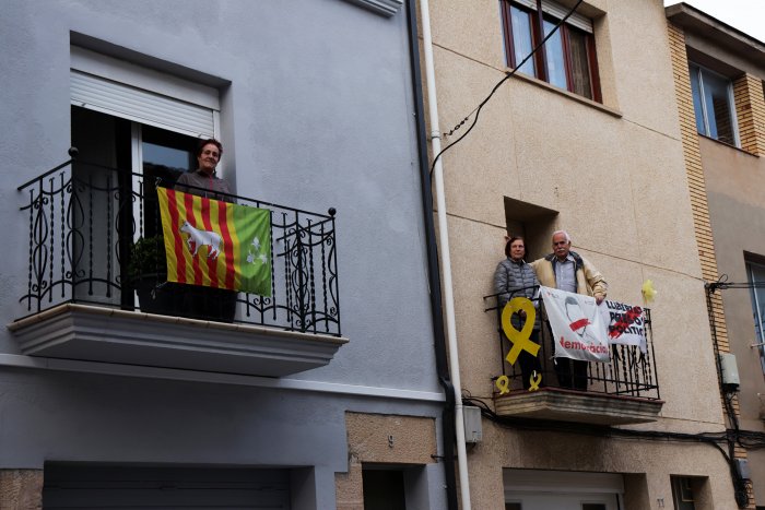 20.00 h. Els balcons s omplen d aplaudiments en agraïment als sanitaris. 10 04 2020. Les Borges Blanques(7)