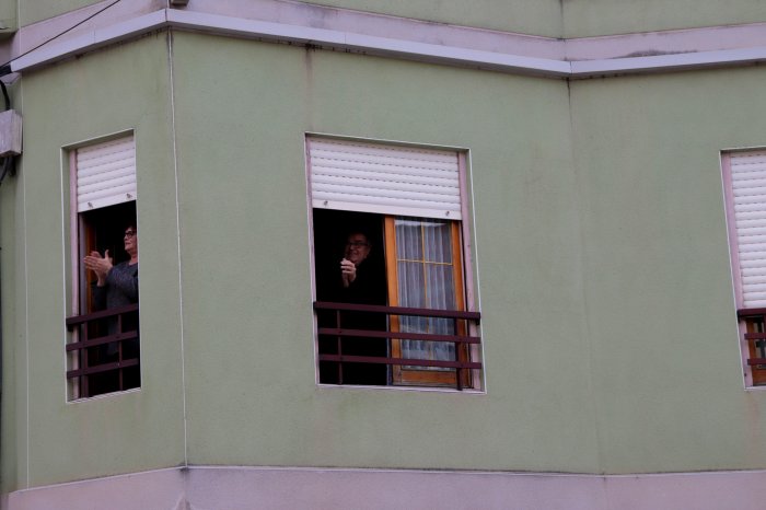 20.00 h. Els balcons s omplen d aplaudiments en agraïment als sanitaris. 10 04 2020. Les Borges Blanques(9)