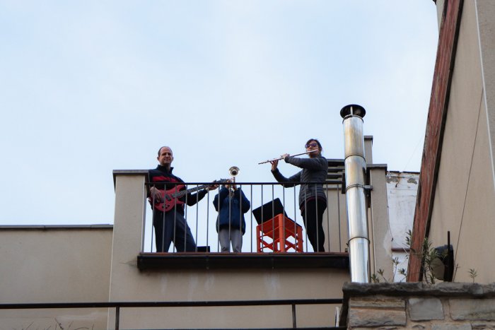 20.00 h. Tres cases veïnes es posen d acord per tocar una cançó en agraïment als sanitaris. 10 04 2020. Les Borges Blanques 