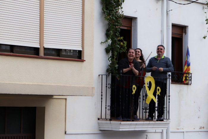 20.00 h. Tres cases veïnes es posen d acord per tocar una cançó en agraïment als sanitaris. 10 04 2020. Les Borges Blanques (2)