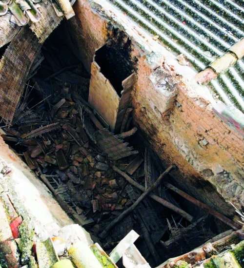 Imatge aèria de l’esfondrament d’una part de la coberta de la casa de la Granadella que l’ajuntament del poble ha enderrocat recentment (Foto: J.F.)
