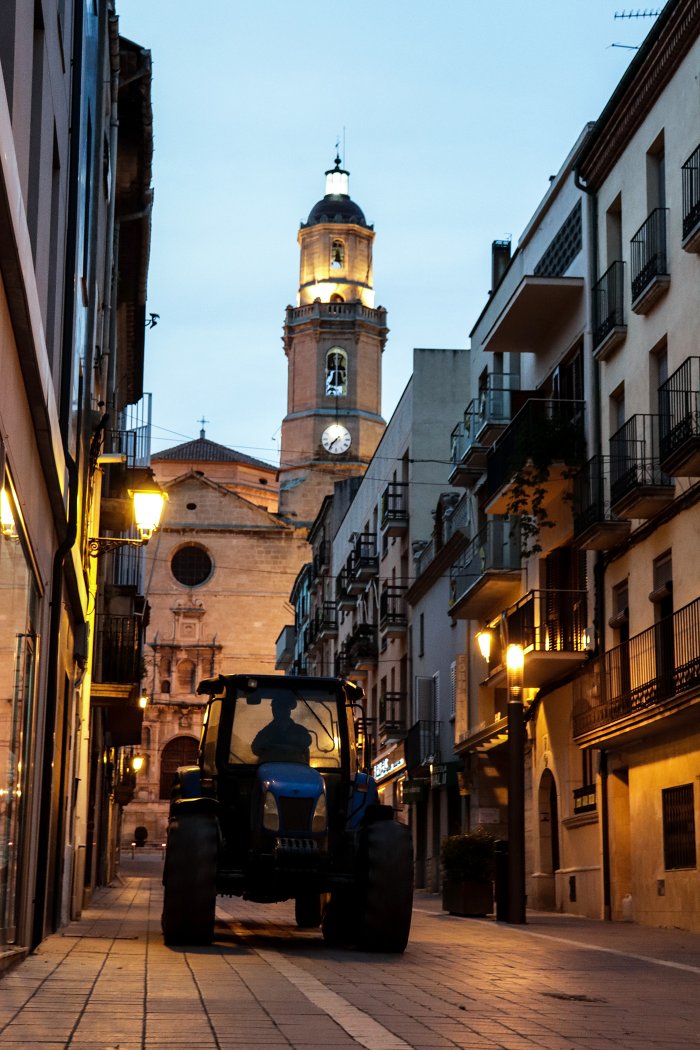 21.00 h. Els pagesos del poble surten a desinfectar els carrers. 10 04 2020. Les Borges Blanques 