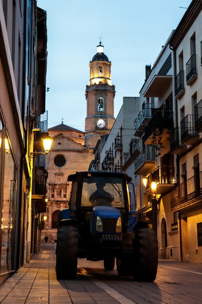 21.00 h. Els pagesos del poble surten a desinfectar els carrers. 10 04 2020. Les Borges Blanques (1)