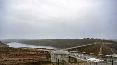 Estat del pantà de l’Albagés l’11 de febrer, quan tot just començava a arribar-hi l’aigua de Rialb. L’ompliment, però, no es percebrà fins d’aquí a unes setmanes. (Foto: Xavi Minguella)