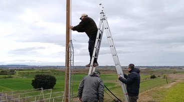 Instal·lació de la torre central del sistema de seguiment. (foto: SCSRT)