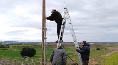 Instal·lació de la torre central del sistema de seguiment. (foto: SCSRT)