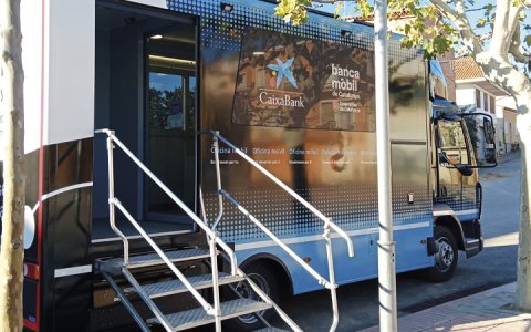 El vehicle fent parada a Alcanó (Foto: Arxiu)