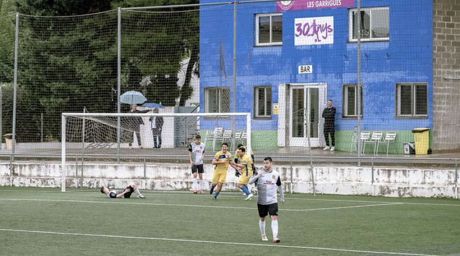 Durant els partits del FC Borges, responsables del club ofereixen un servei en una altra part del local. (foto: X.M.)