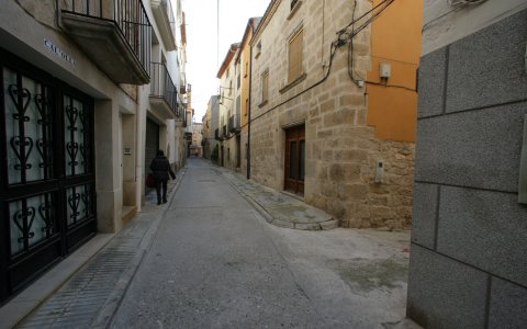S’unificaran voreres i calçada al mateix nivell. FOTO: Xavi Minguella