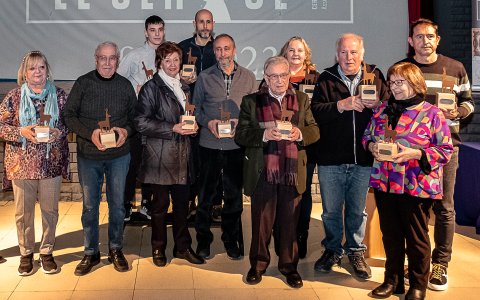 Instant de l'acte de presentació de 50 anys de la revista, amb col·laboradors de totes les èpoques (Foto: X.M.)