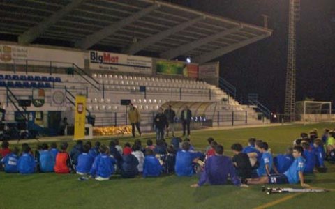 Presentació de la campanya ‘Som el que mengem’ al Camp d’Esports de les Borges, que acollirà el torneig. Foto: Ajuntament