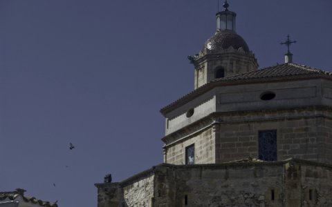 L’aspecte exterior de la cúpula del campanar fa de l’església de les Borges Blanques un temple únic en aquest aspecte. Foto: Xavi Minguella