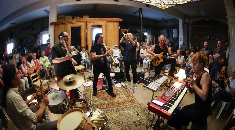 Un dels concerts d’aquesta gira de la Dharma. (Foto: Marti E. Berenguer/Batall)