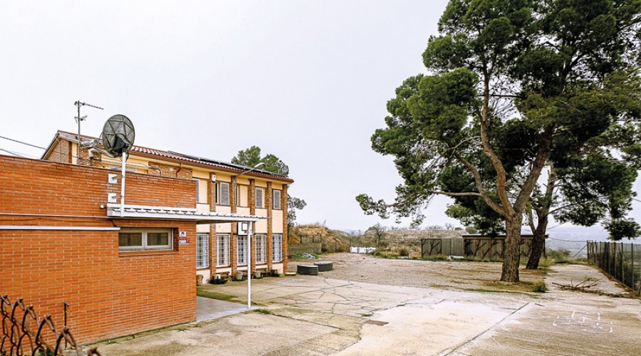 Exterior de l’antic centre educatiu, tancat fa una dècada. (foto:X.M.)