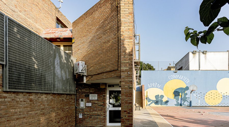 Exterior del centre, que forma part de la ZER Pedrera.    FOTO: X. Minguella