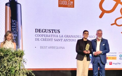 Joanna Masip, tècnica de la cooperativa de la Granadella, recull el premi.