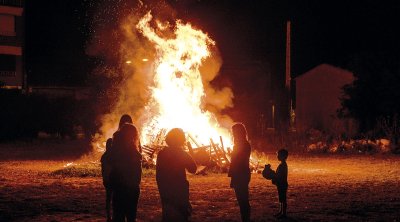 Foguera a l'Espluga Calba, fa uns anys (Foto: Xavi Minguella)