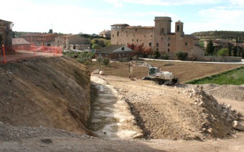 Comença a prendre forma l'escullera que s'ha d'aixecar (foto: SomGarrigues)