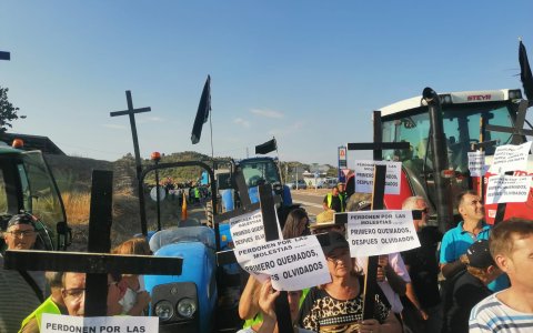 Imatges de la mobilització de diumenge passat, que va aplegar més de 300 persones al tall de la C-12 a l'alçada de Flix. FOTO:ACN