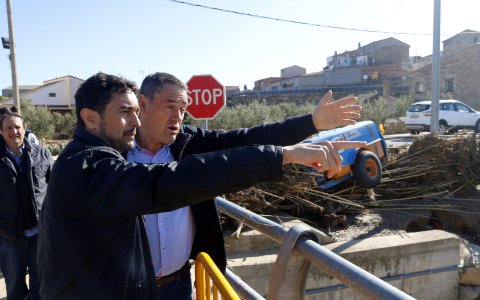 El conseller de Territori, Damià Calvet, amb l'alcalde de la Floresta, Jaume Setó, observant els desperfectes dels aiguats, el 25 d'octubre de 2019. FOTO:ACN