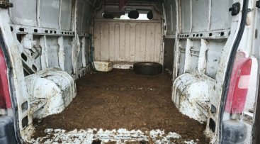 El vehicle que va ser aturat per la policia i que portava els animals a dins. (foto: Mossos d'Esquadra)