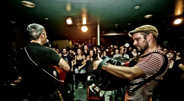 Un concert de Garriga i Fahem a l'Slàvia el 2014. (foto: Xavi Minguella)