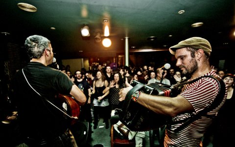 Un concert de Garriga i Fahem a l'Slàvia el 2014. (foto: Xavi Minguella)