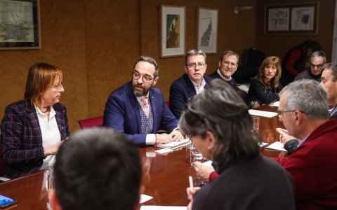 Fotografia de la reunió en què es va informar als alcaldes de l'acord signat (Foto: Gencat)