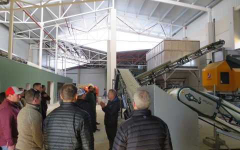 Interior del nou molí de la cooperativa de la Granadella, durant una visita recent de productors nord-americans (Foto: X.F.)