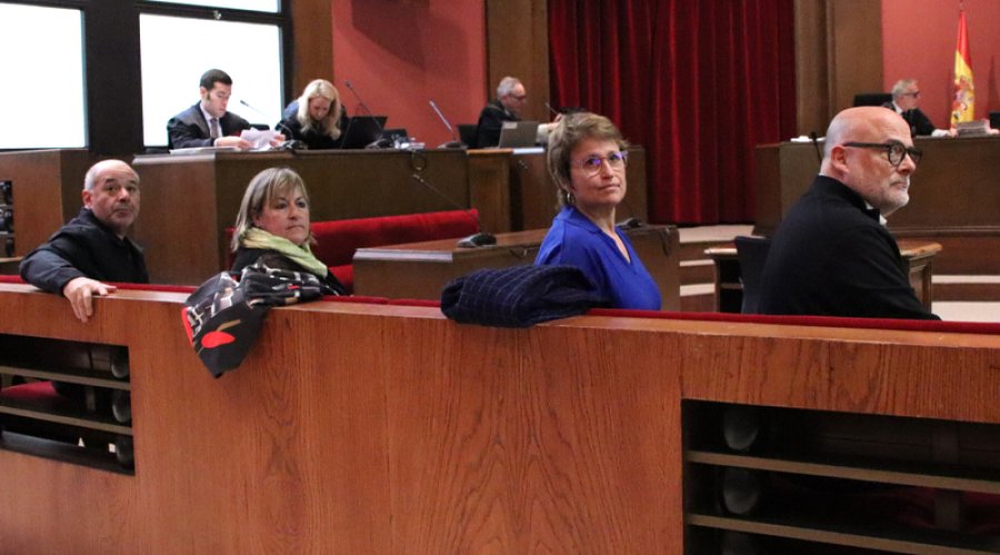 Barrufet, la segona per l'esquerra, durant el judici (Foto: Arxiu ACN)