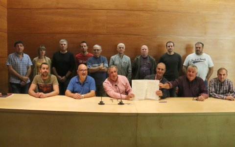 Representants dels ajuntaments, cooperatives agràries i comunitats de regants signants (Foto: ACN/Salvador Miret)