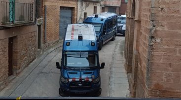 Imatge dels vehicles de Mossos d'Esquadra pels carrers de Bovera.