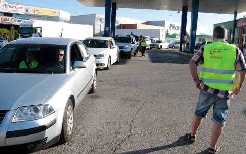 Alguns dels vehicles participants a la marxa lenta fins a Barcelona. FOTO:ACN/Salvador Miret