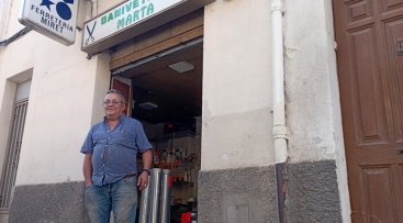 Ramon Miret, davant l'entrada del seu establiment. (foto: M.A.)